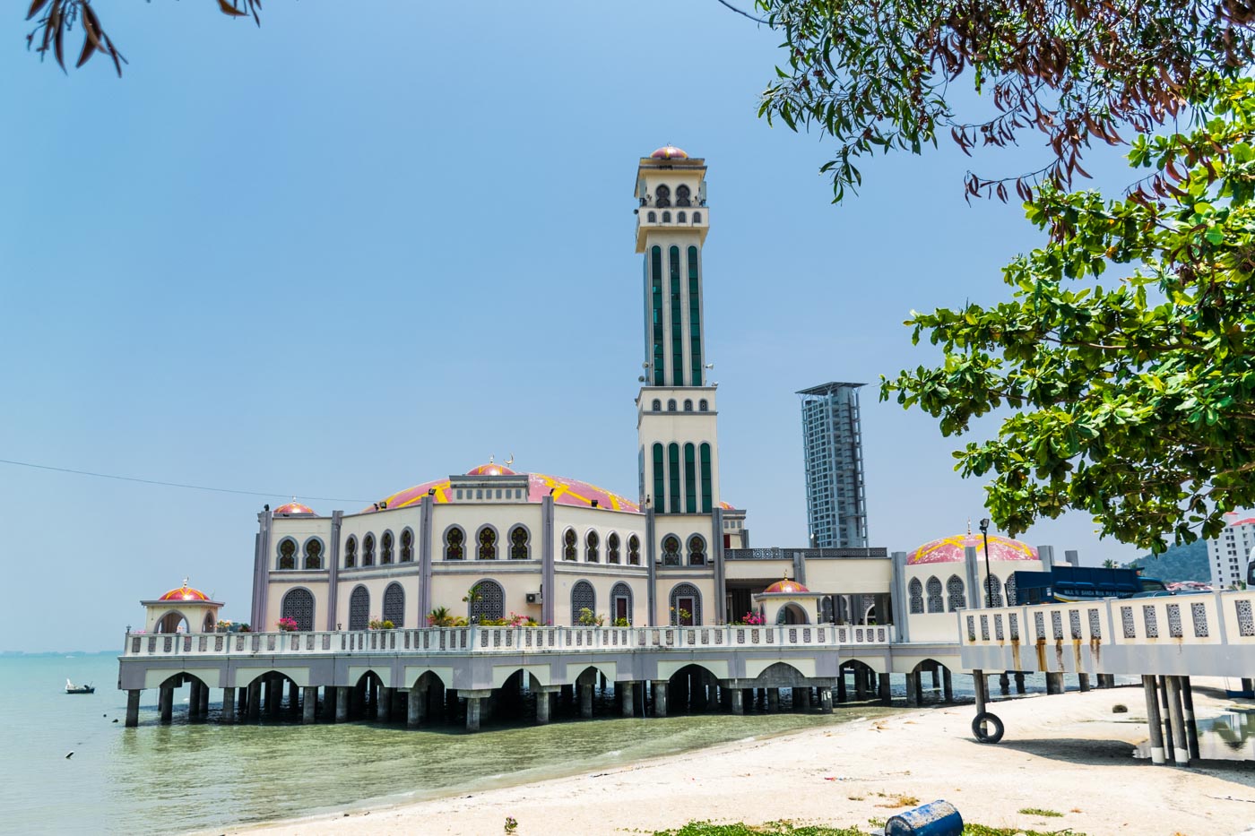 Uma mesquita construída em cima da água do mar na beira da praia de Penang