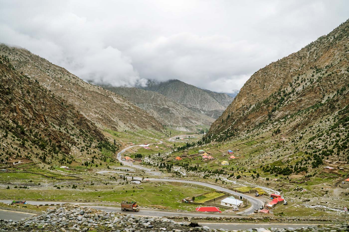 Uma estrada entre as montanhas indo para o Vale de hunza