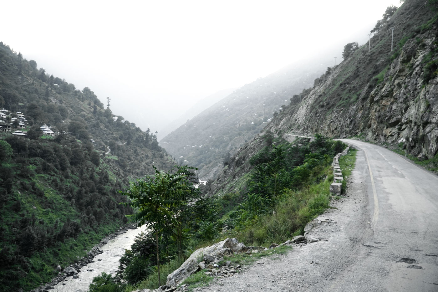 Estrada que leva até hunza e um rio ao lado