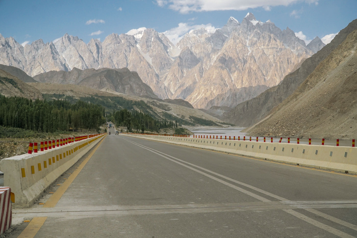 Uma estrada com as montanhas do vale de hunza atras