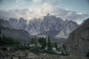 Vale de Hunza no Paquistão passu cones mountain