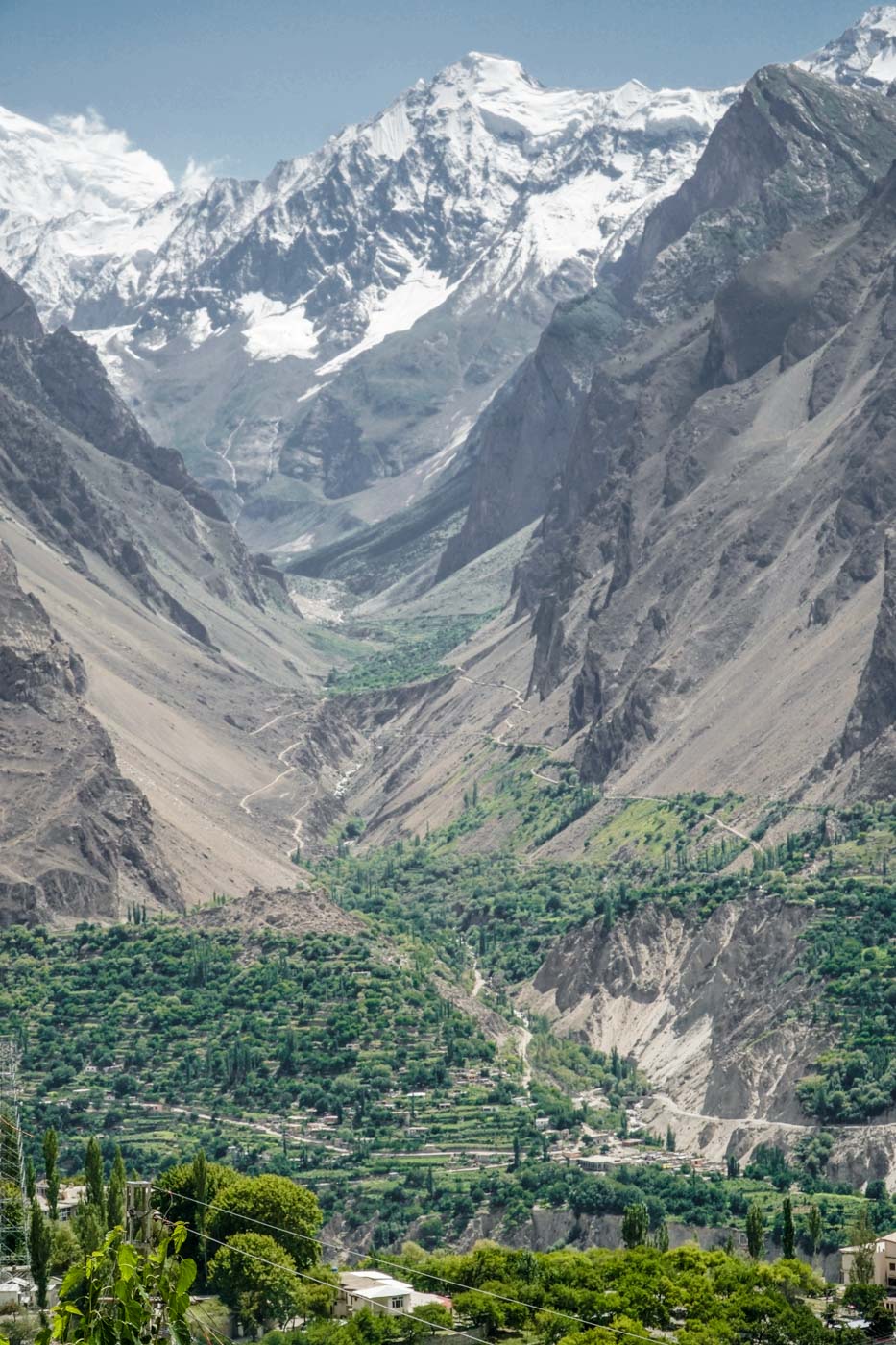 Um rio saindo da geleira da montanha ao fundo no Vale de Hunza