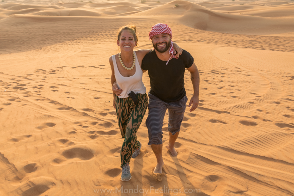 Tiago and Fernanda walking in the desert of Dubai