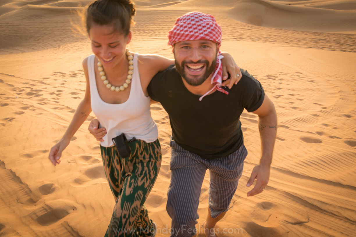 Tiago e Fernanda rindo no safári no deserto de Dubai