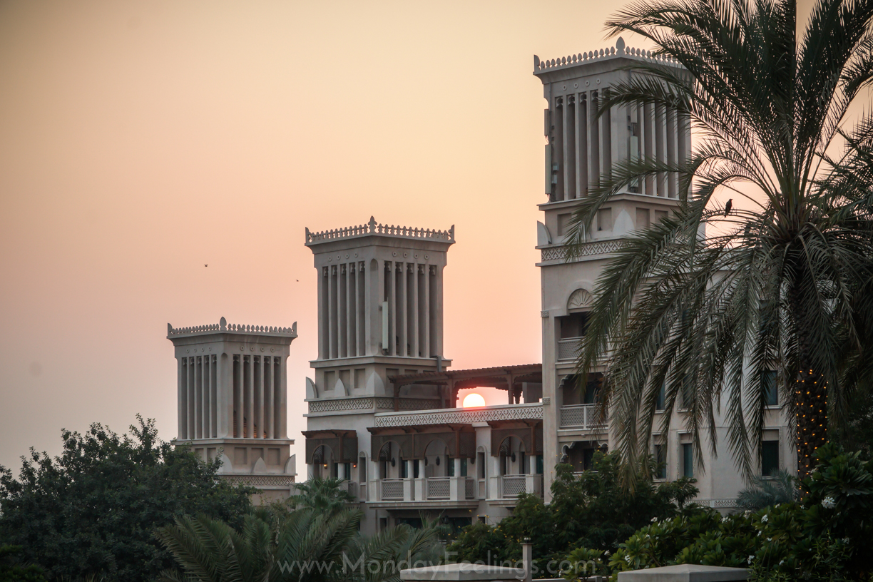 Sol se pondo entre as torres do hotel em Dubai