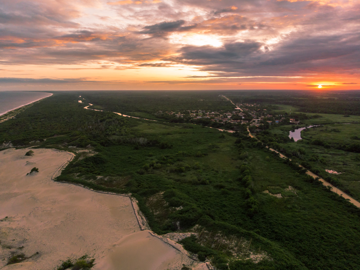 Vista aérea da vila de Itaúnas no ES no pôr do sol