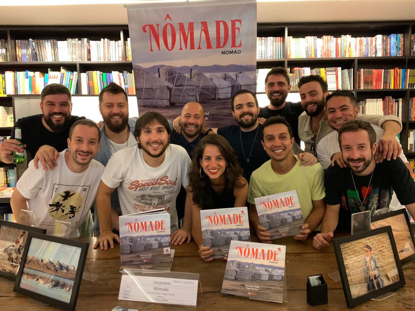 pessoas na livraria da vila no lançamento do livro nômade com os livros em mãos