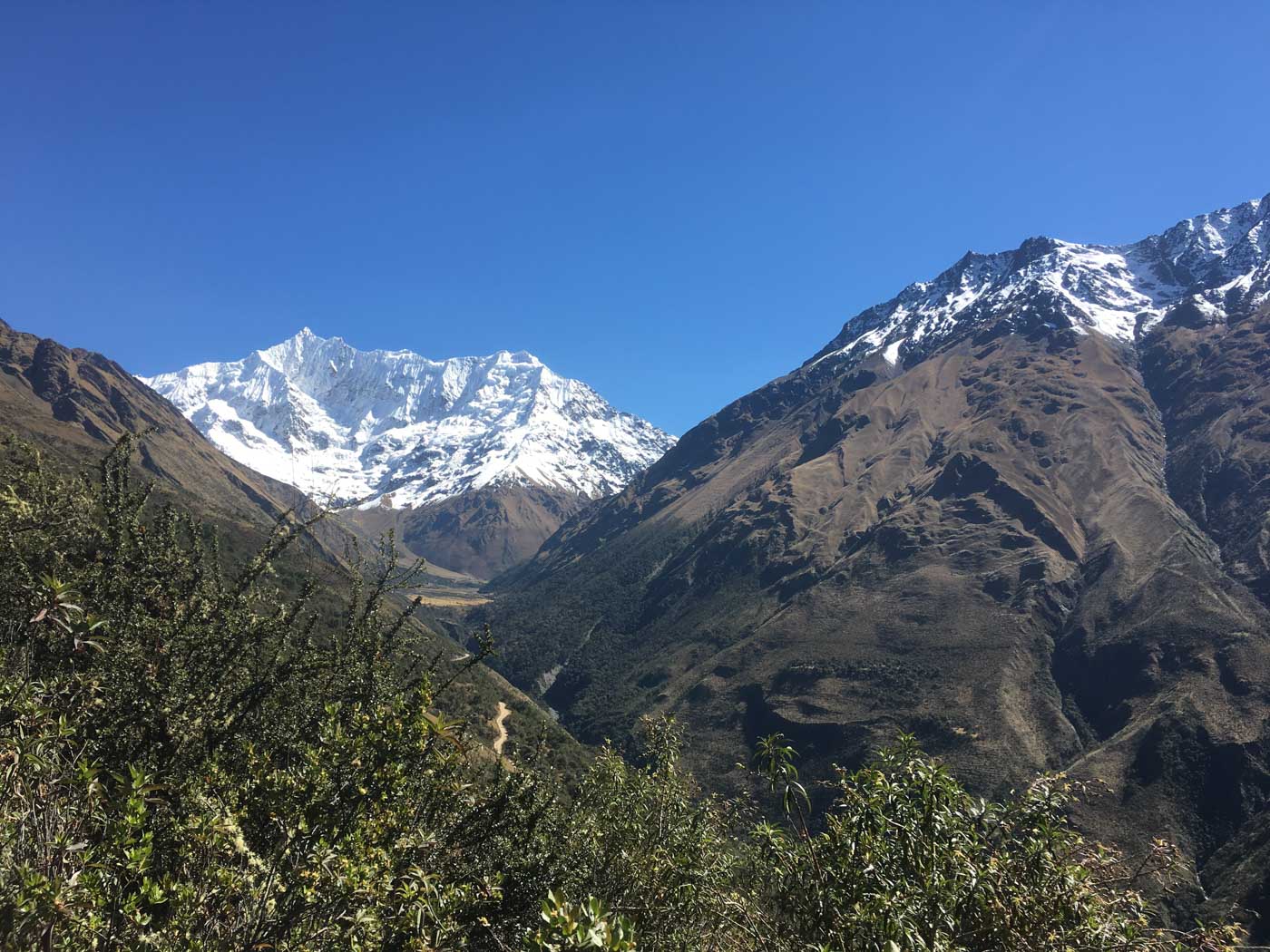 Visão do pico nevado da Montanha Salkantay