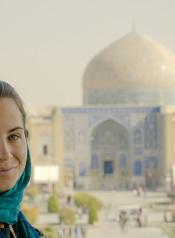 Fernanda in front of a mosque in Isfahan in Iran
