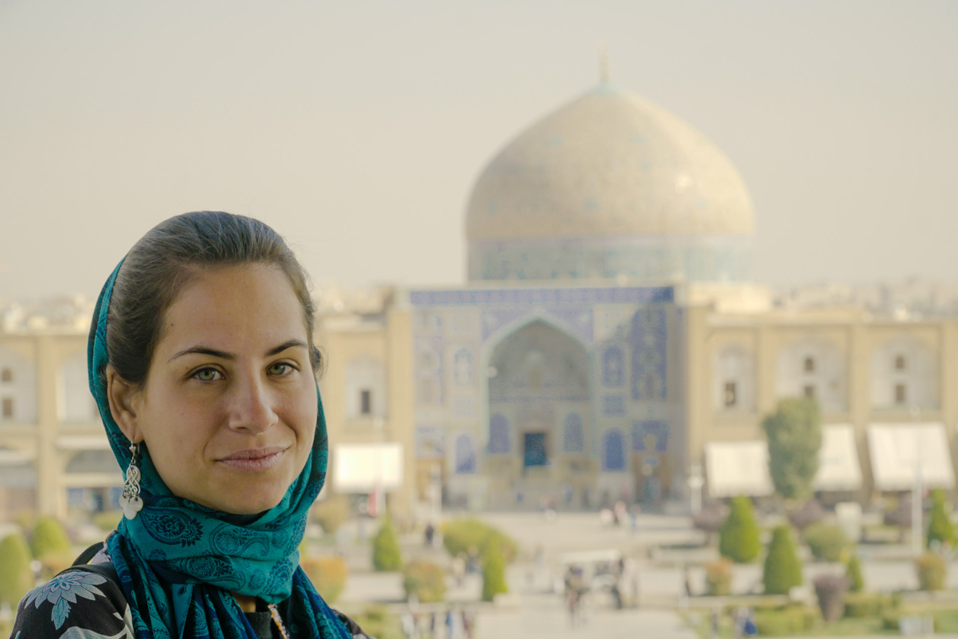 Fernanda em frente a mesquita em Esfahan