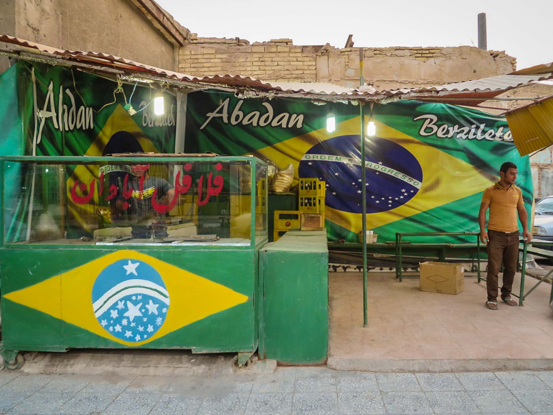Loja em Abadan com as bandeiras do Brasil