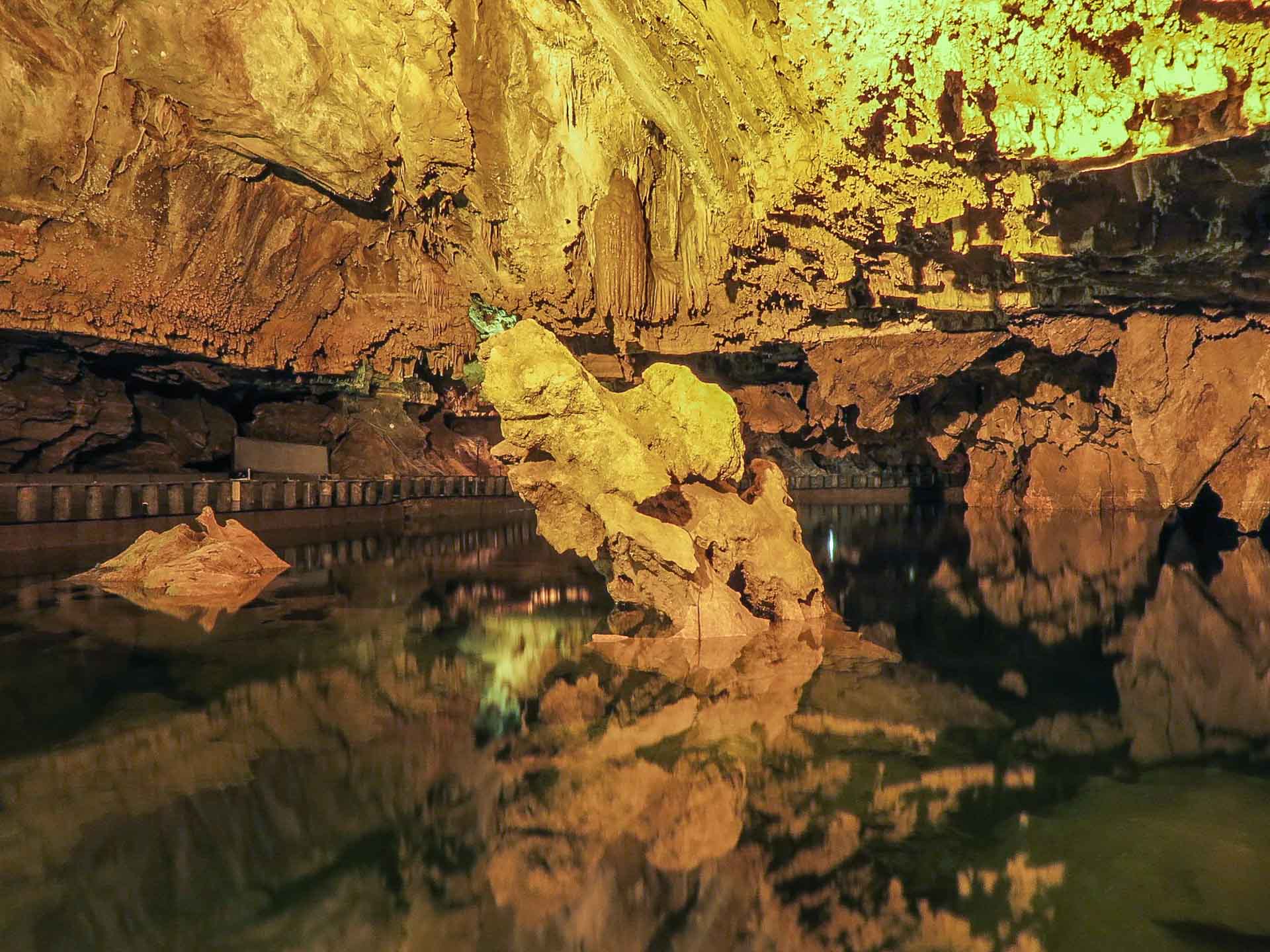 Dentro da caverna de Ali sard, a maior caverna de água no mundo