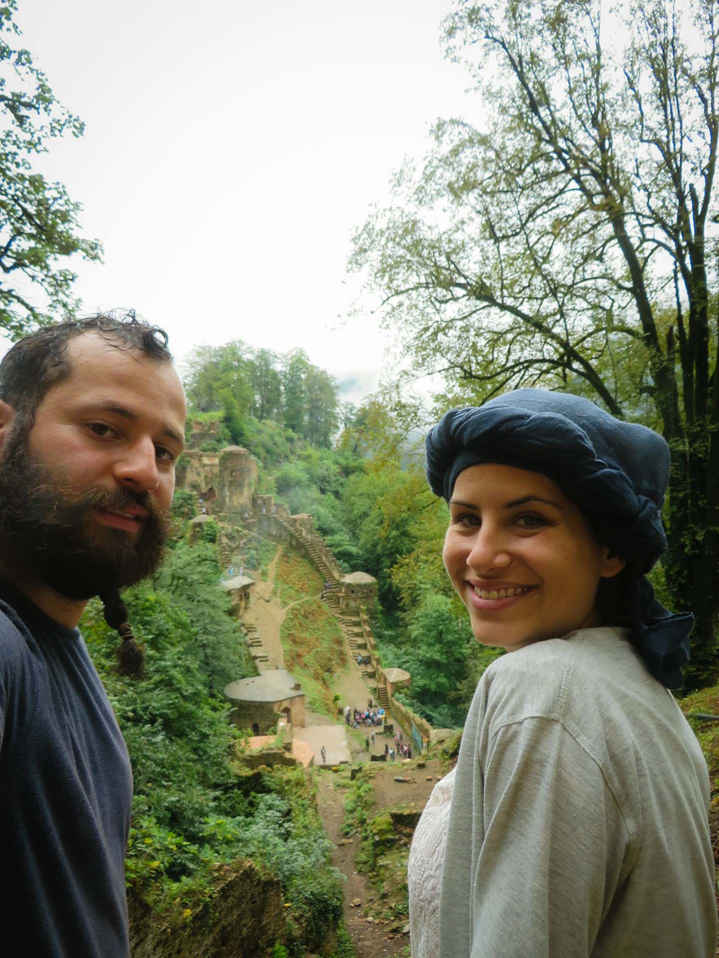 Tiago e Fernanda in front of the castle of iran