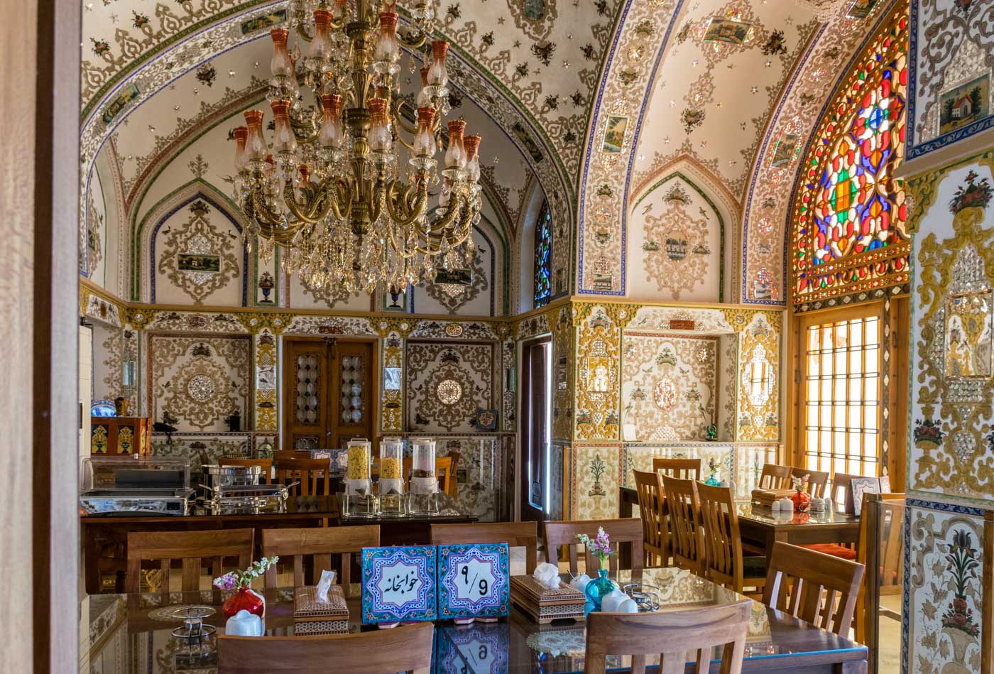 Uma sala repleta de espelhos na Casa histórica de Kianpur em Shiraz