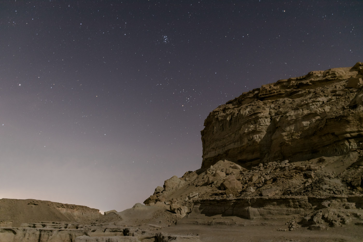 Céu do Vale das Estrelas em Qeshm, Irã com uma montanha enorme na frente