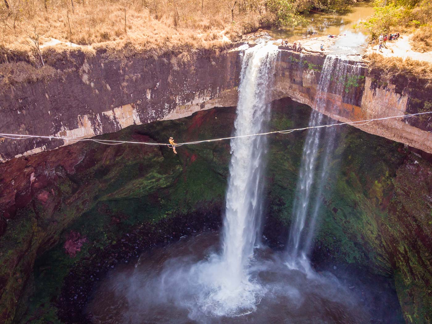 Cachoeira do Ezmeril perto de Ribeirão Preto com uma pessoa atravessando na slackline