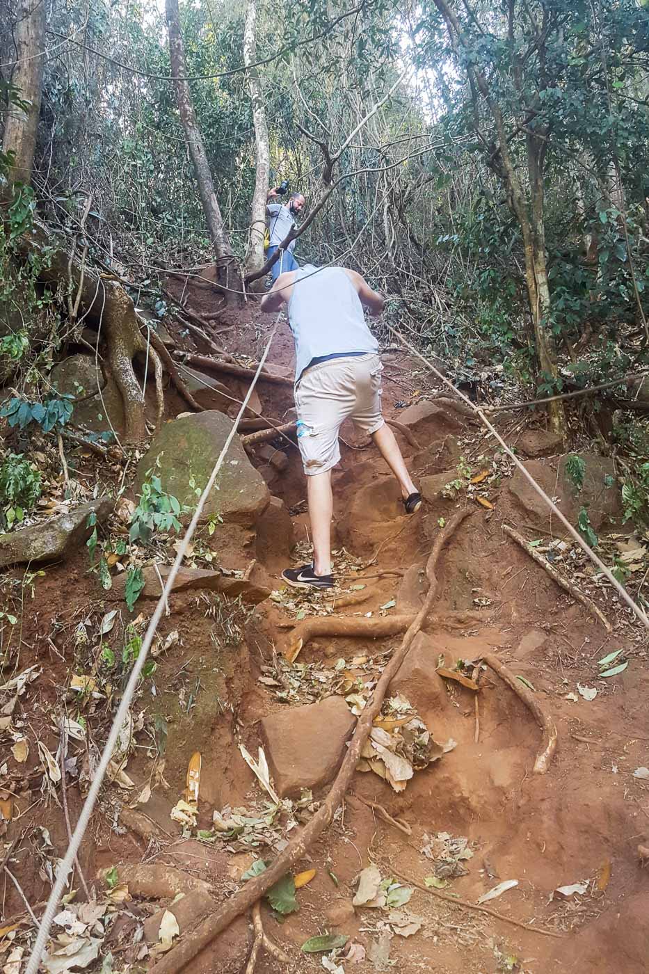 descida com cordas pela mata para chegar na cachoeira