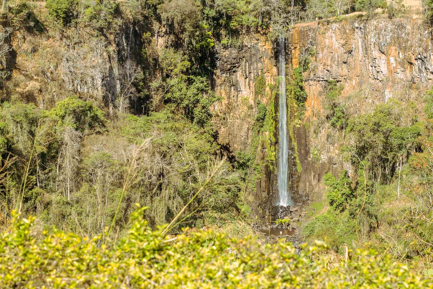 Vista da cachoeira do Itambé de longe no meio da mata