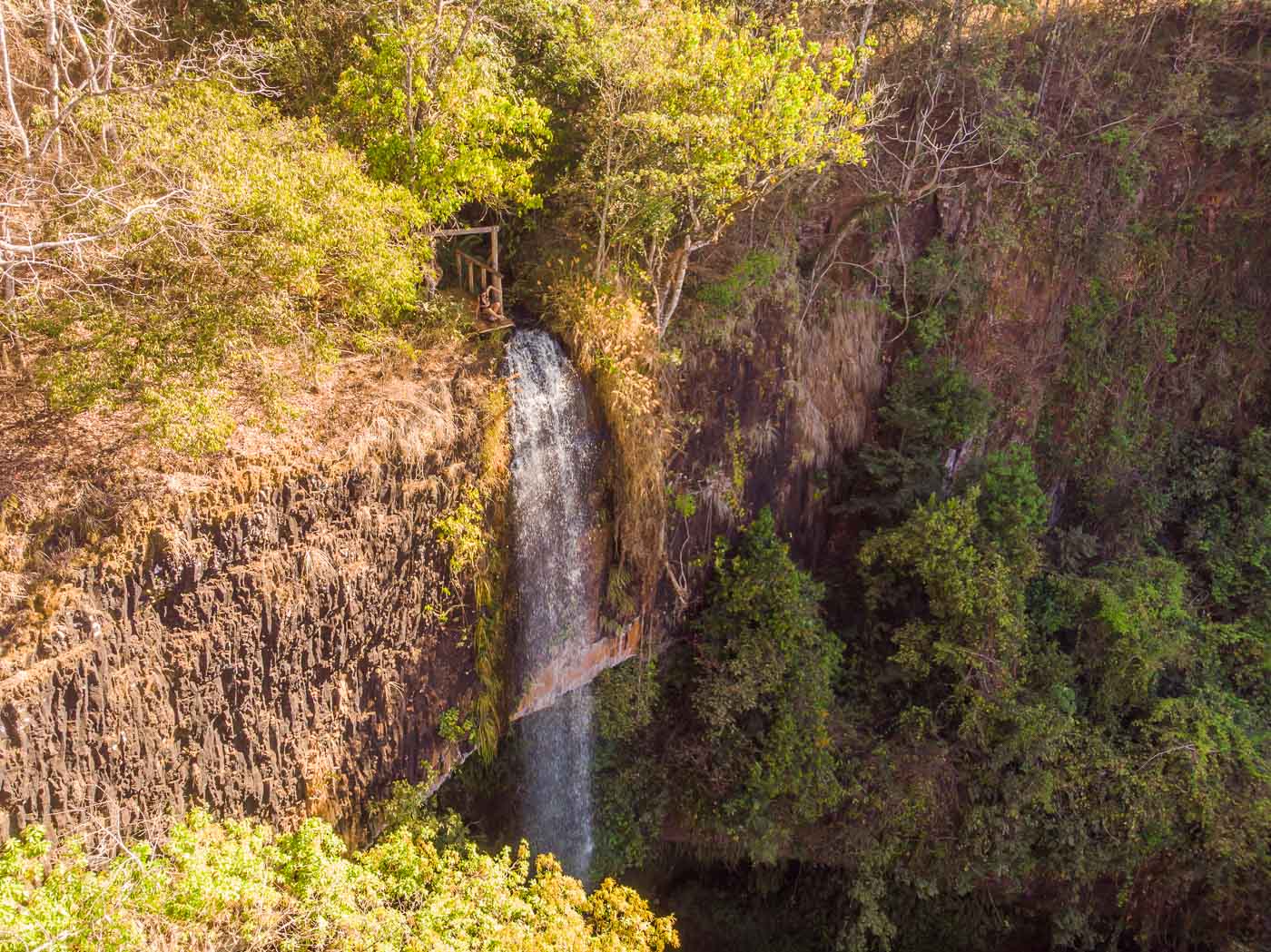 Saída da queda d'água da cachoeira dos macacos perto de Ribeirão Preto