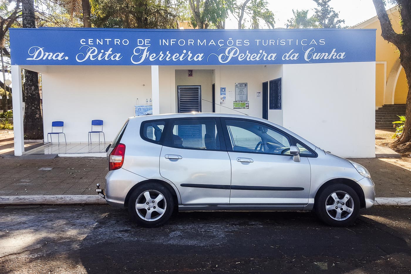 Um carro estacionado na frente do centro de informações turísticas na praça central de Cássia dos Coqueiros perto de Ribeirão Preto