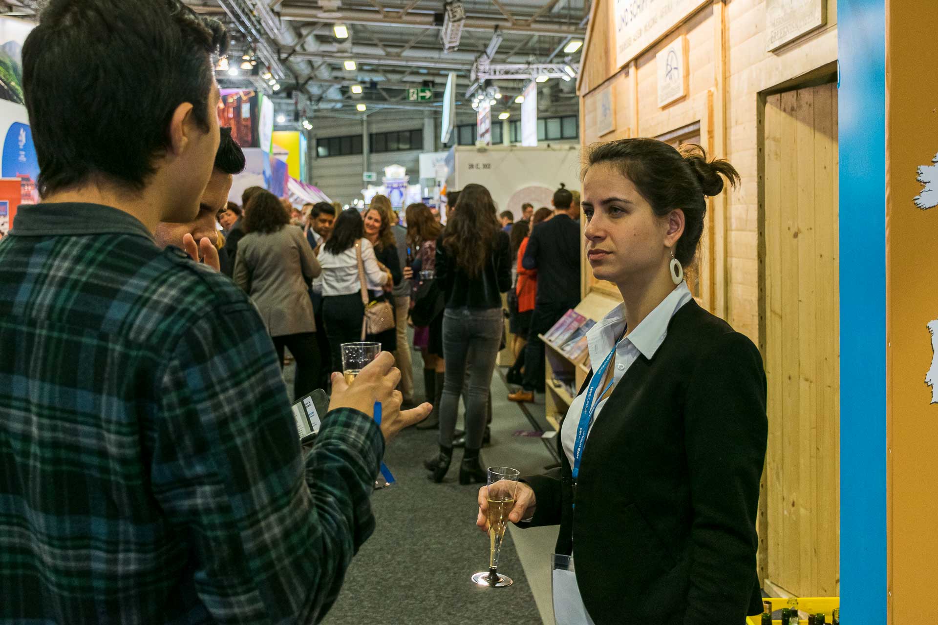 Fernanda tomanho um vinho em uma das festas do ITB Berlim