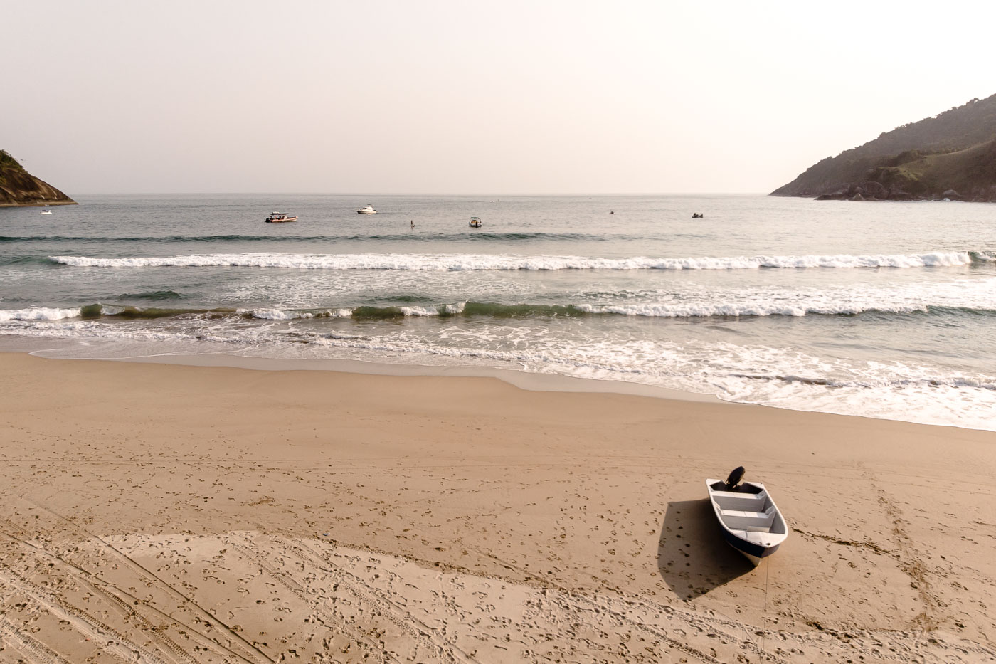 Um barco de pescador na areia da praia sozinho em Ilhabela