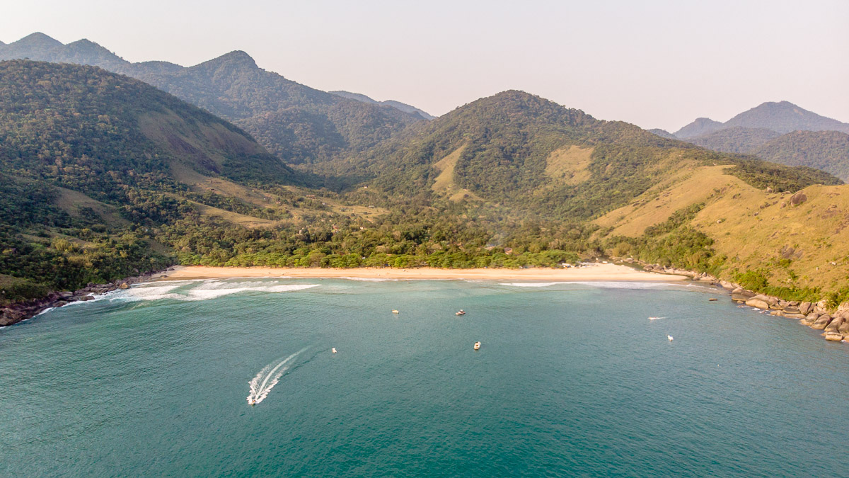 Vista da praia do Bonete de cima entre duas montanhas e a ilha ao fundo