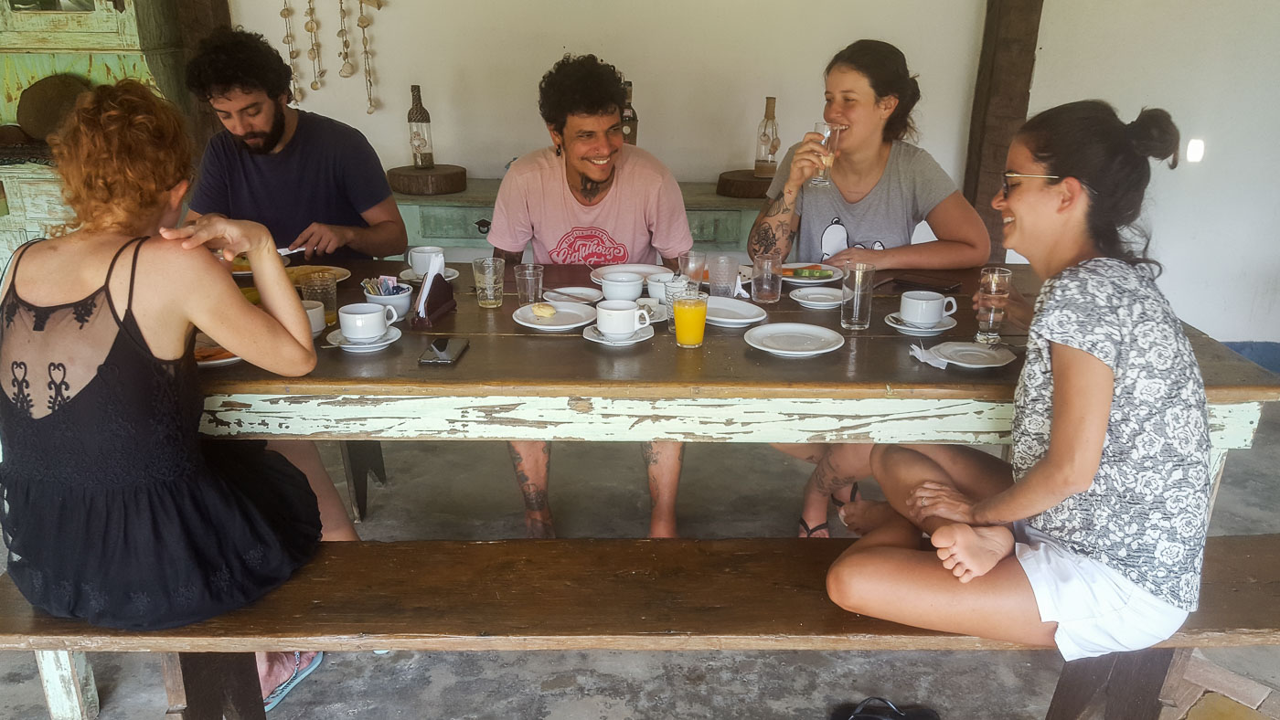 cinco amigos tomando café-da-manhã no hotel Vellin Bromélias em Ilhabela