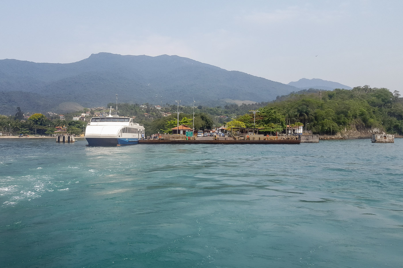 A vista da balsa entre São Sebastião e Ilhabela