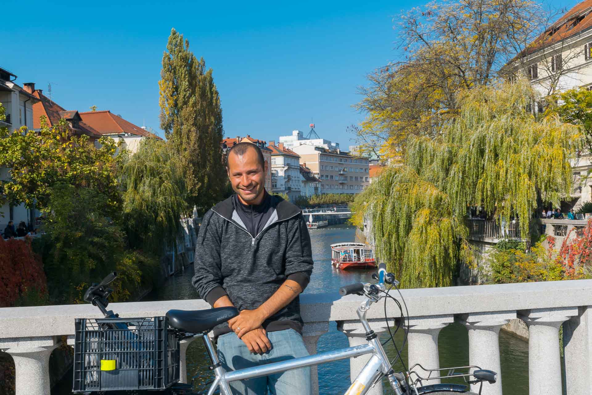 Tiago e sua bicicleta em cima da ponte de Liubliana durante nosso cicloturismo na Eslovênia