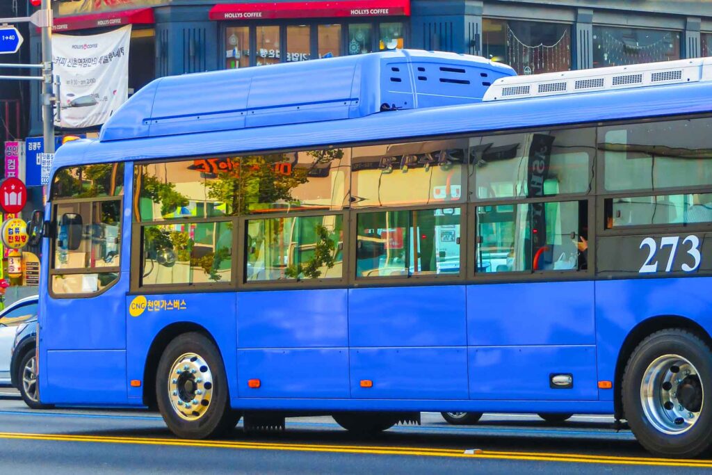 Um onibus publico azul nas ruas da Coreia do Sul