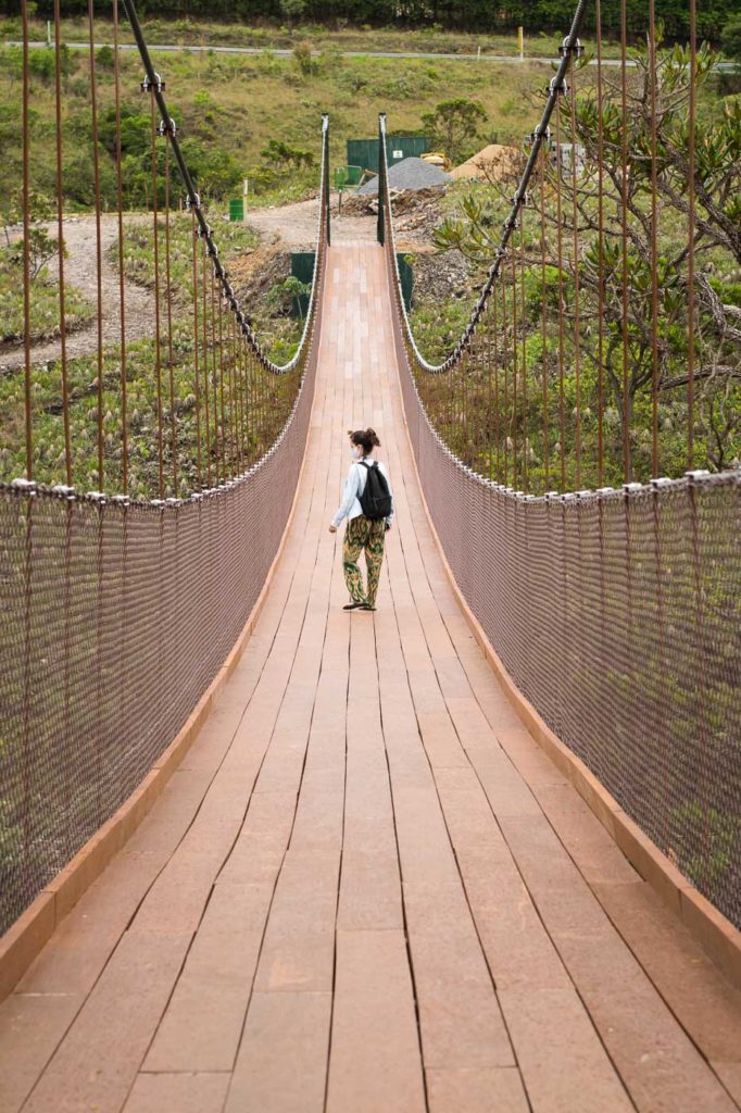 Passando pela ponte suspensa sobre os cânions de Capitólio em minas gerais