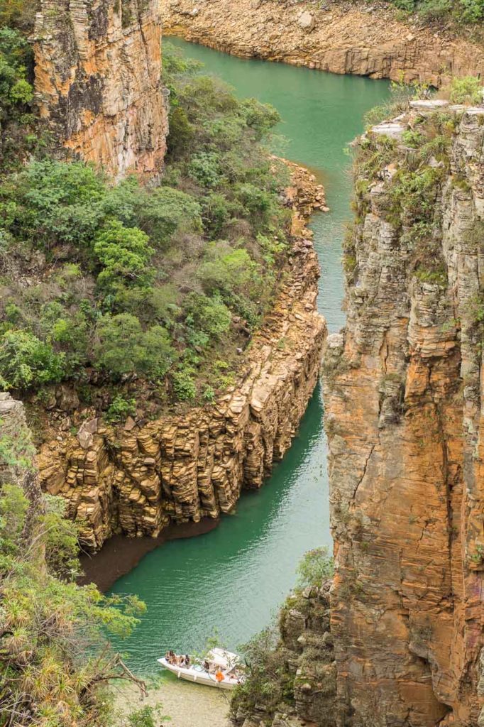 O cânion de Capitólio visto de cima com um rio azul turquesa atravessando o vale