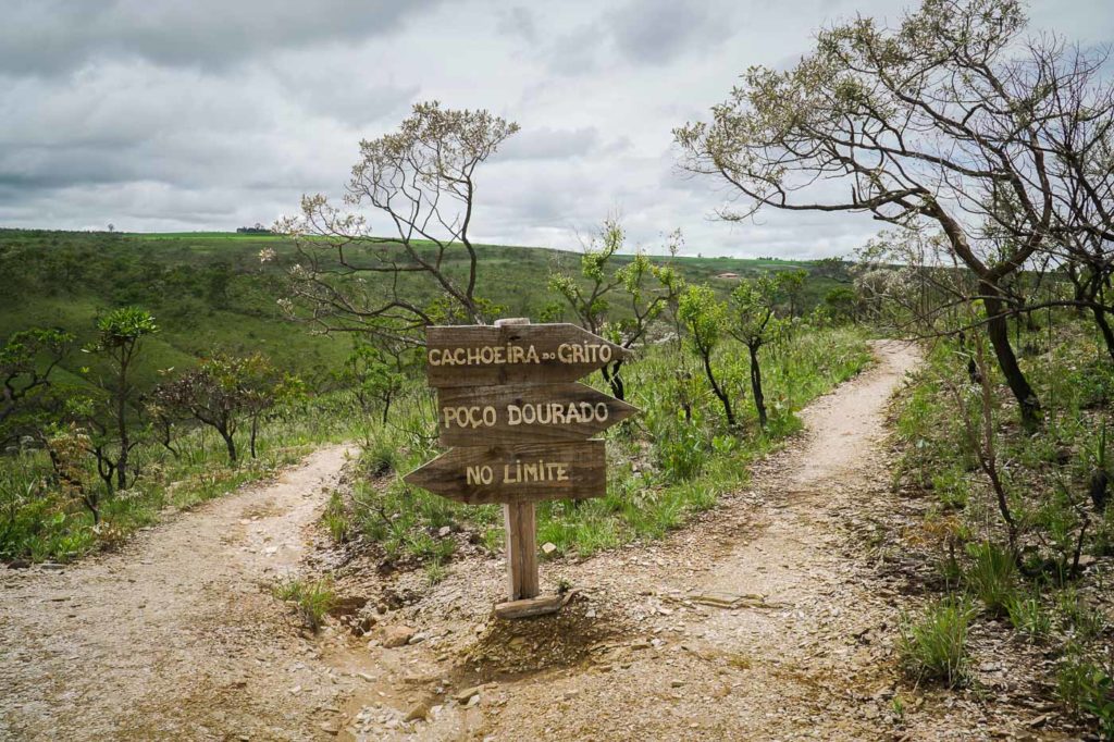 Placa apontando para as diferentes trilhas da Fazenda do Sol em Capitólio