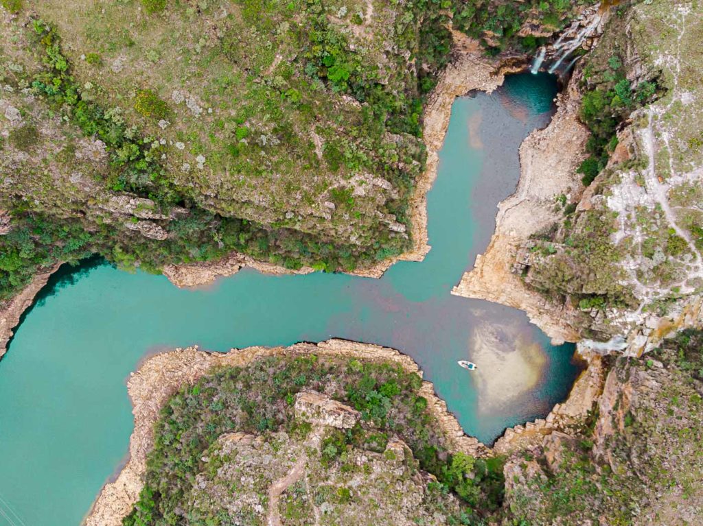 Vista aérea dos Canions de Capitólio, com uma lancha e duas cachoeiras visíveis