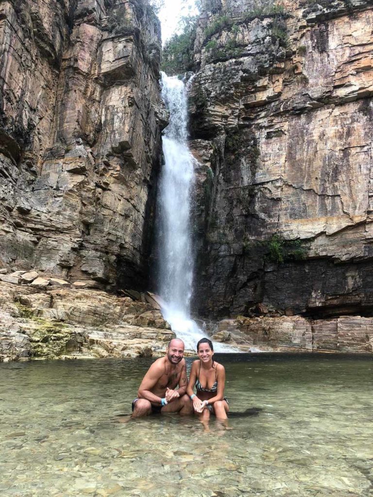 Tiago e Fernanda em uma das cachoeiras visitadas durante o passeio de barco no lago de Furnas em Capitólio