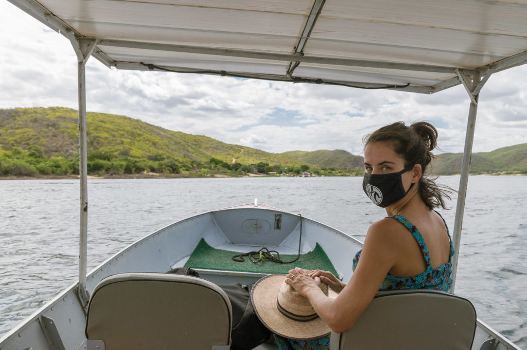 Atravessando de barco para para a Grota do Angico