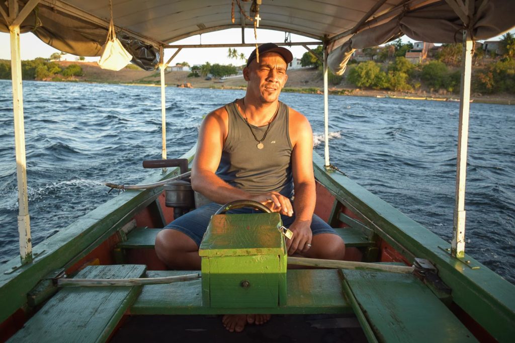 Barqueiro Dão da ilha do Ferro faz a travessia entre Alagoas e Sergipe