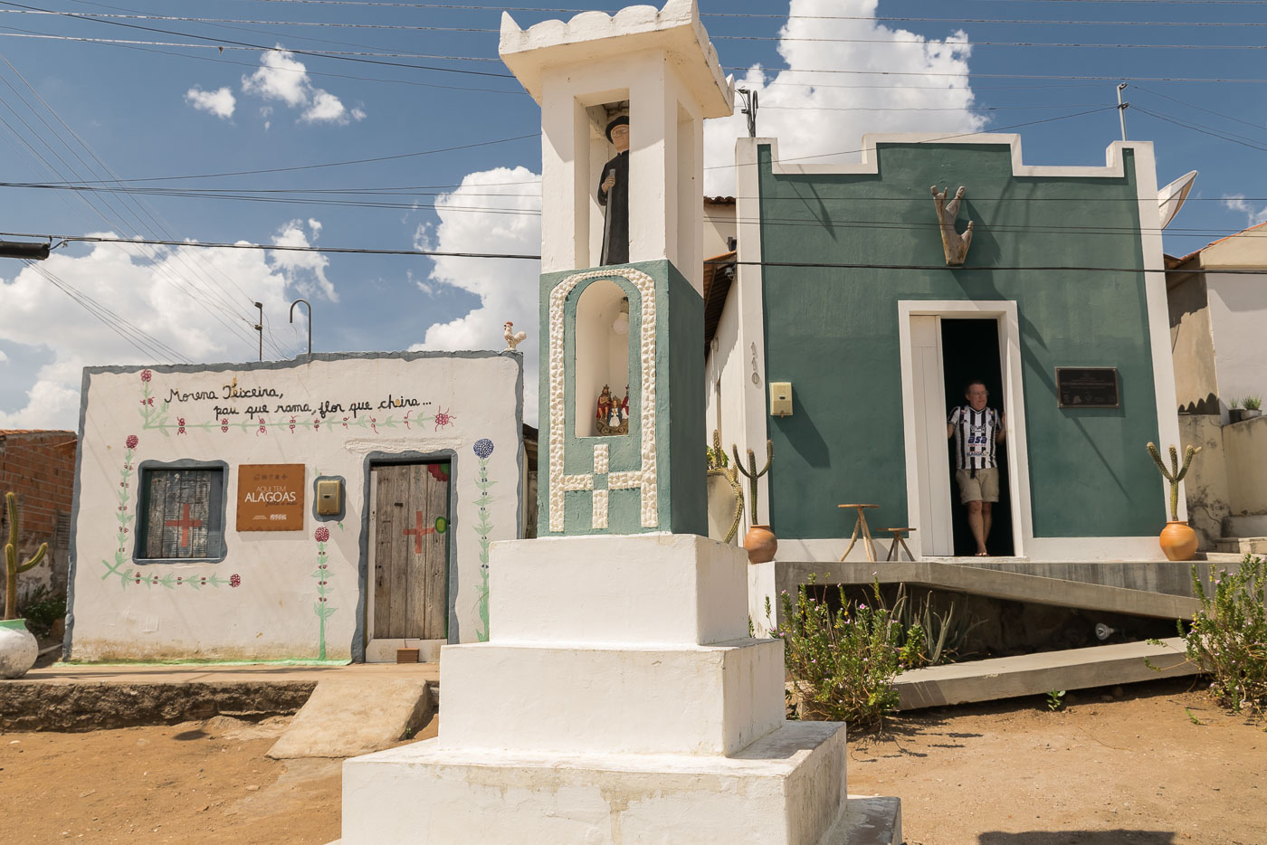 Casa da bonequeira Dona Morena a esquerda e o Museu da Ilha a direita