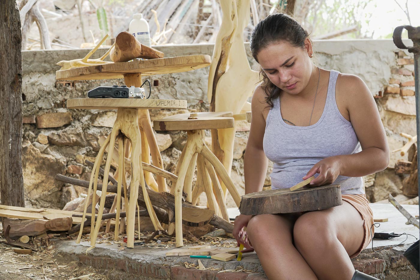 Camile do Atelier Boca do Vendo fazendo artesanato de madeira