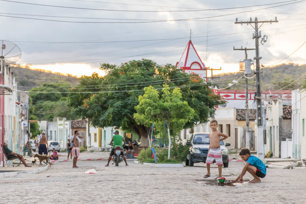 Crianças brincando nas ruas da ilha do ferro em alagoas