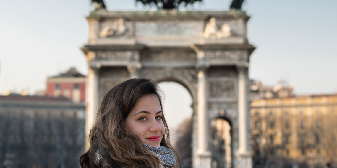 Fernanda olhando para tras em frente ao arco de Milão