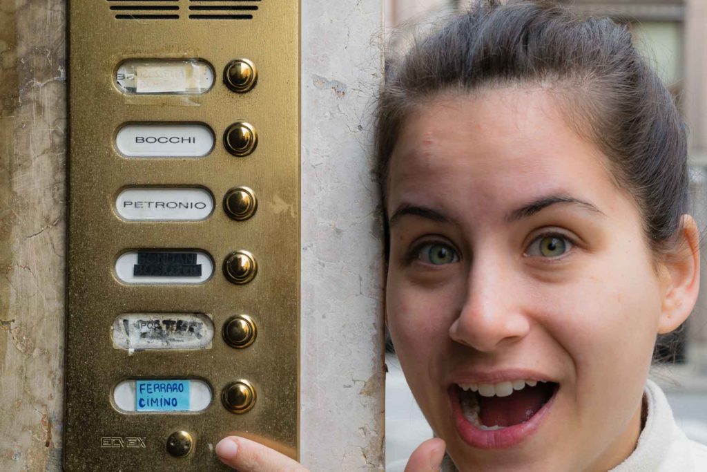 Fernanda pointing to the house bells with our surnames written in one of them