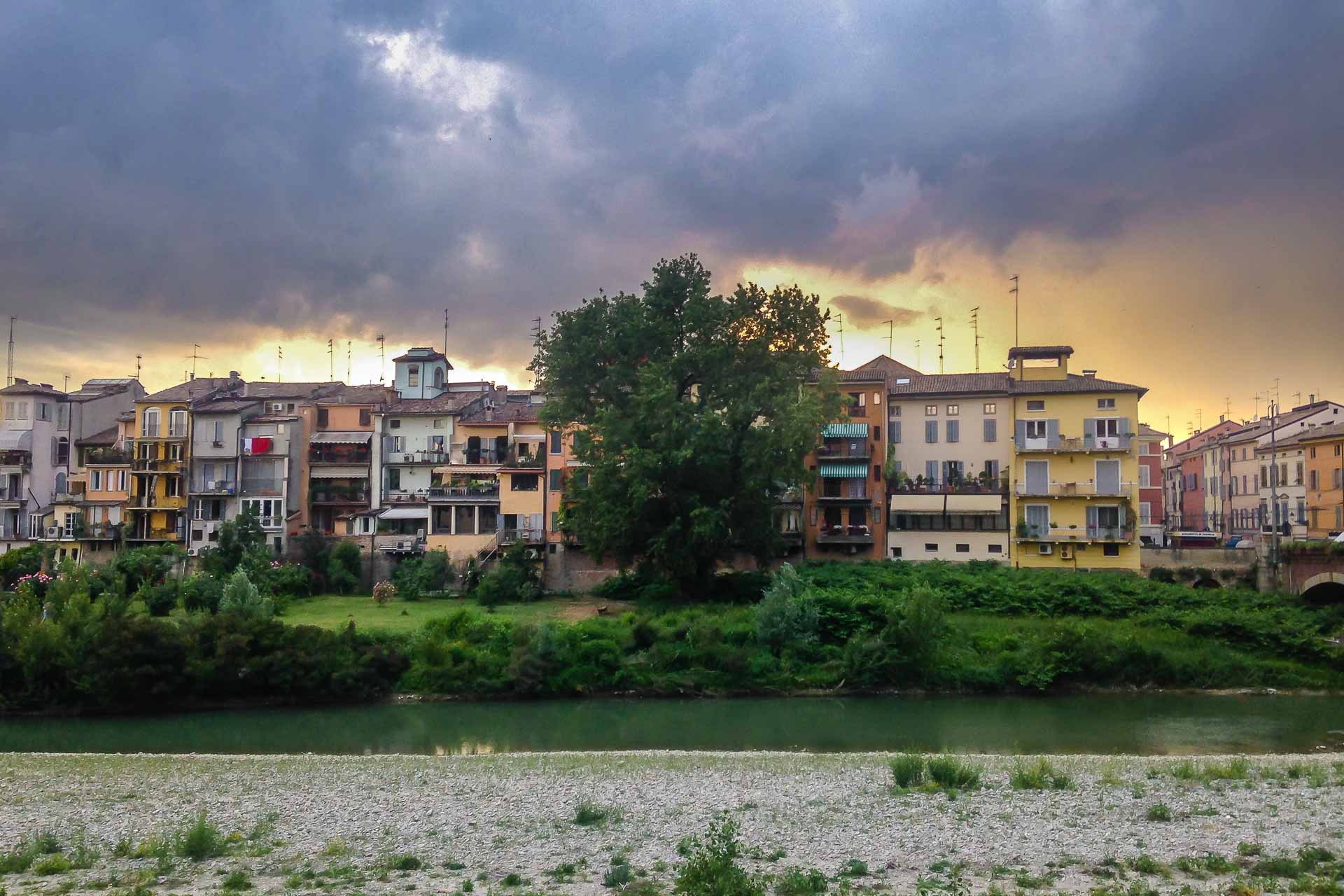 Vista das casas coloridas de Parma do outro lado do rio