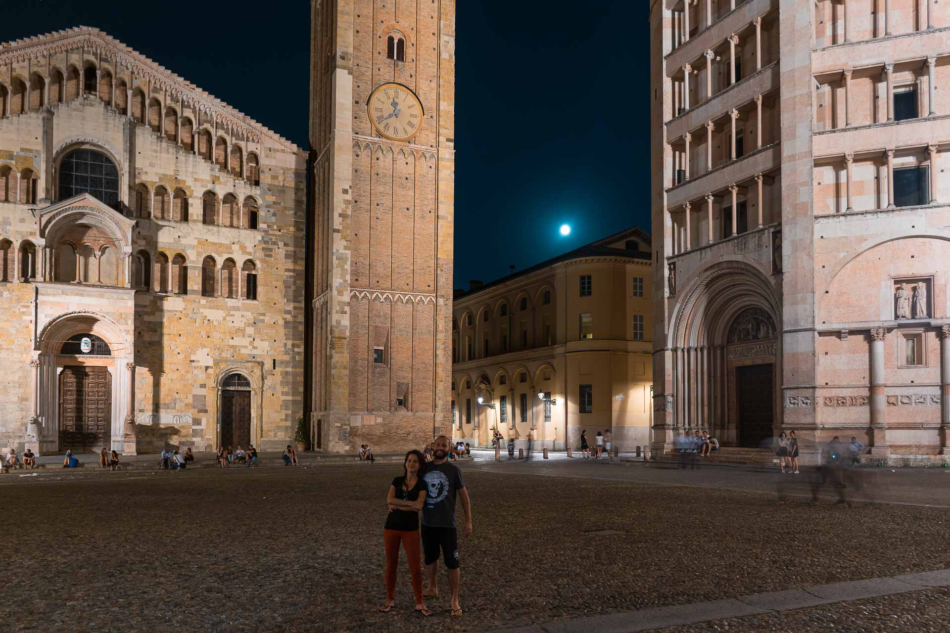 View of the main square of Parma with Tiago and Fernanda in front of the duome of Parma and the battisterio
