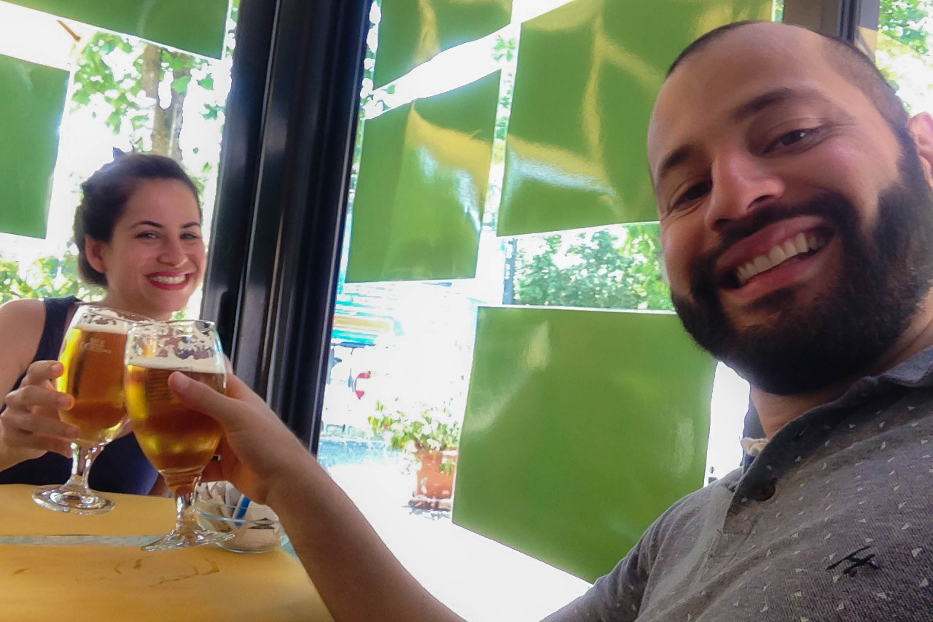 Tiago e Fernanda bebendo uma cerveja em Fontanellato durante um aperitivo