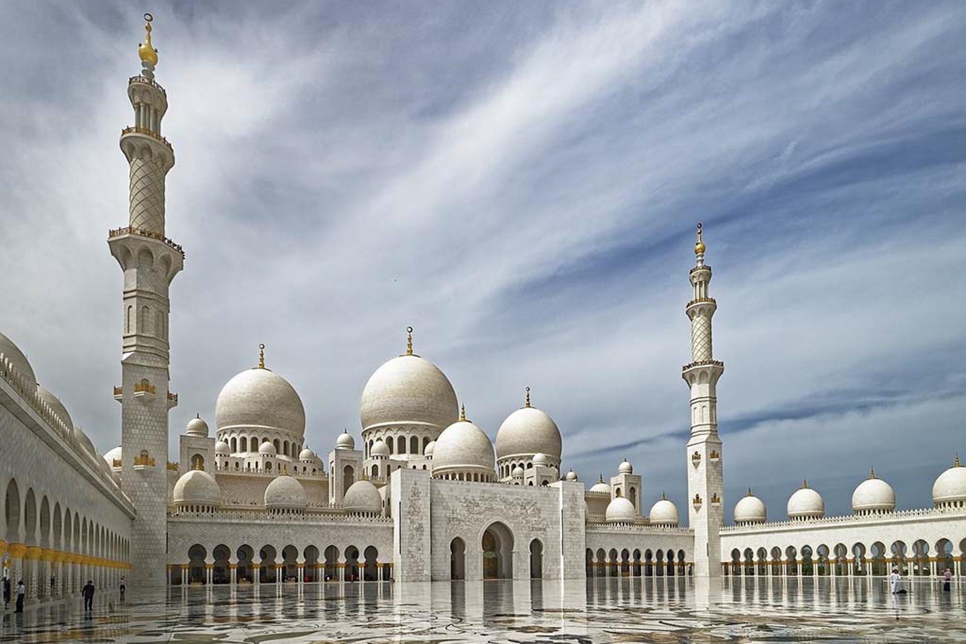 Abu Dhabi mosque in day light
