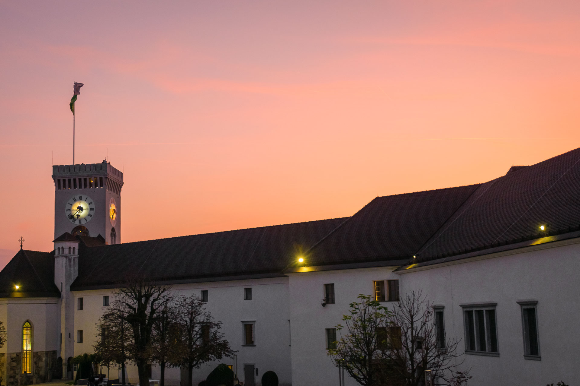 Fazer uma ida ao castelo de Liubliana para ver o céu rosado durante o pôr do sol