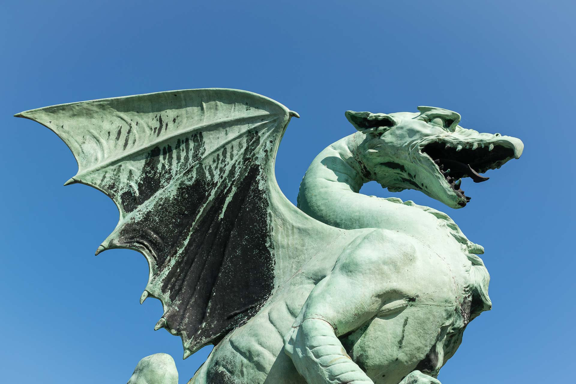 Estátua de dragão e o céu azul no fundo na Eslovênia