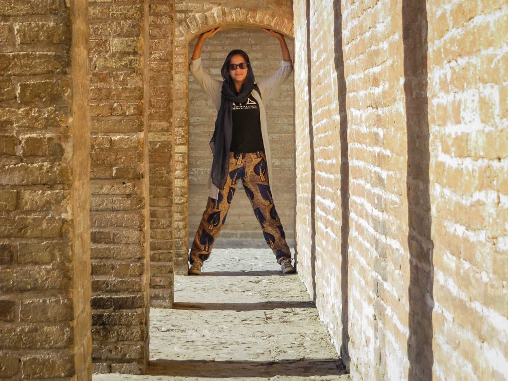 Fernanda no meio da ponte simétrica de si o se pol em Esfahan